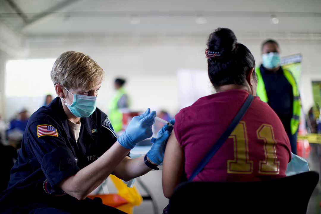 美国卫生官员在帕劳为当地人接种新冠疫苗